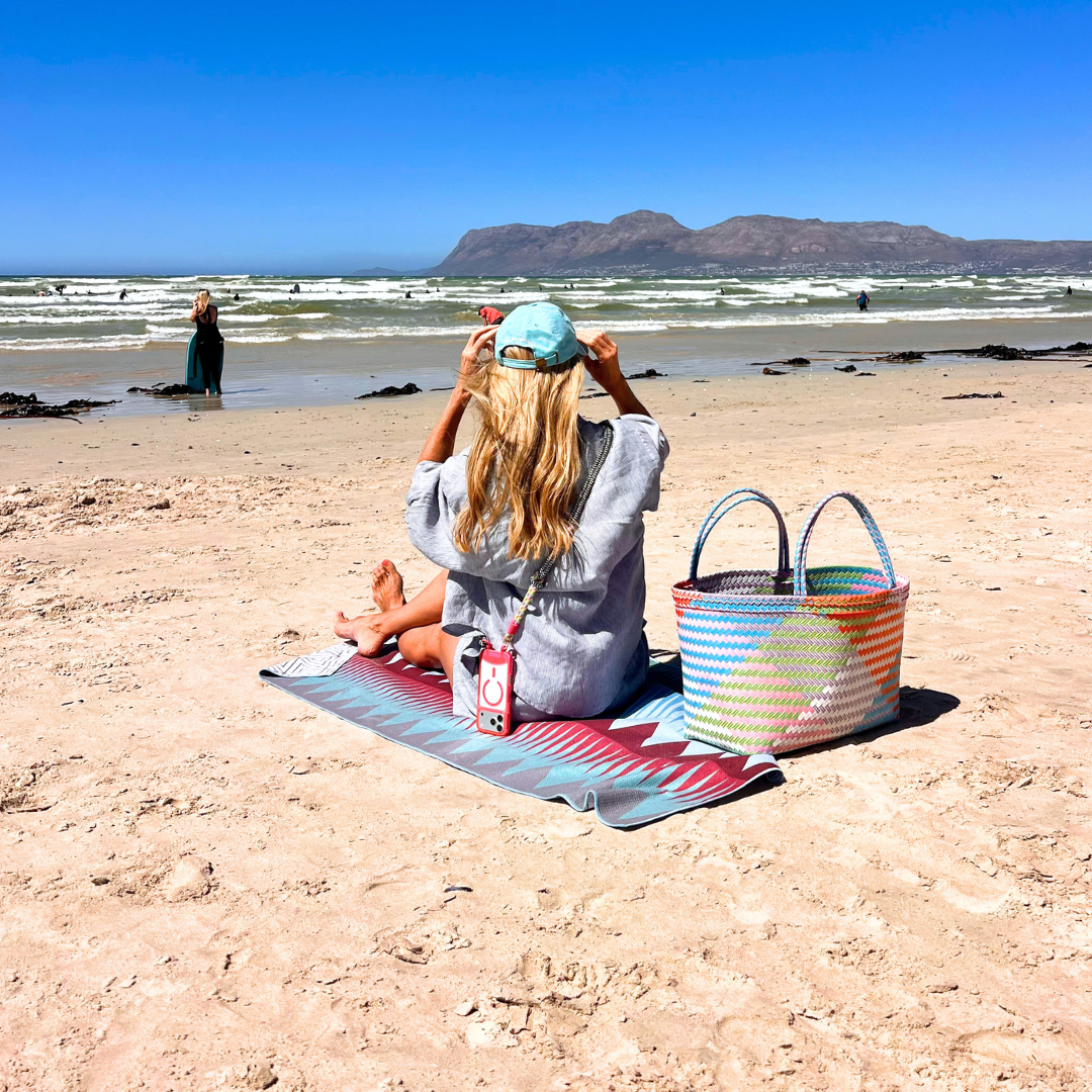 HOT PINK TRANSPARENT CASE WITH ELECTRIC BLOOM KNOTTED CORD - MAGSAFE